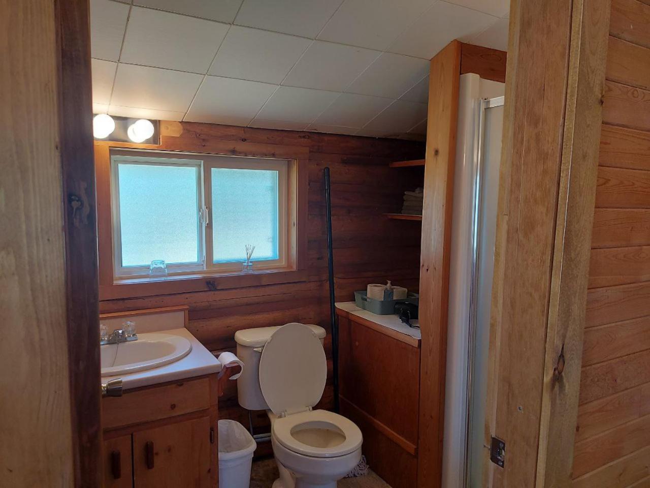 Escott Bay Resort Anahim Lake Экстерьер фото